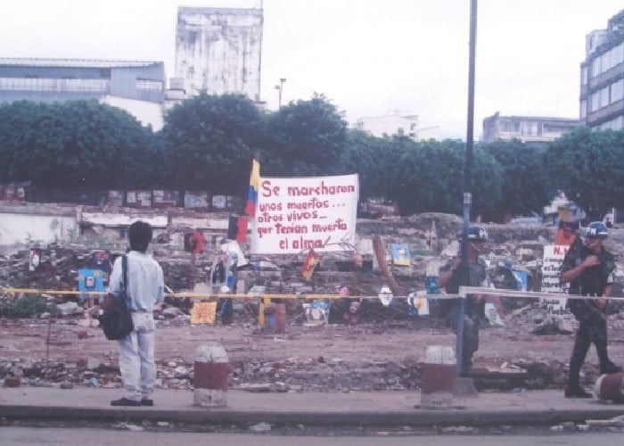 Bajo las nubes de polvo de ladrillo