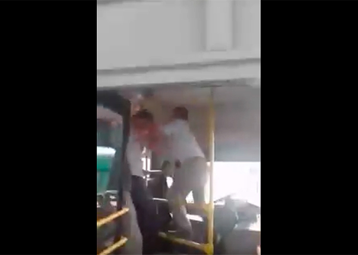 En video: conductor de Transmilenio agarra a usuario a rodillazos, patadas y puños