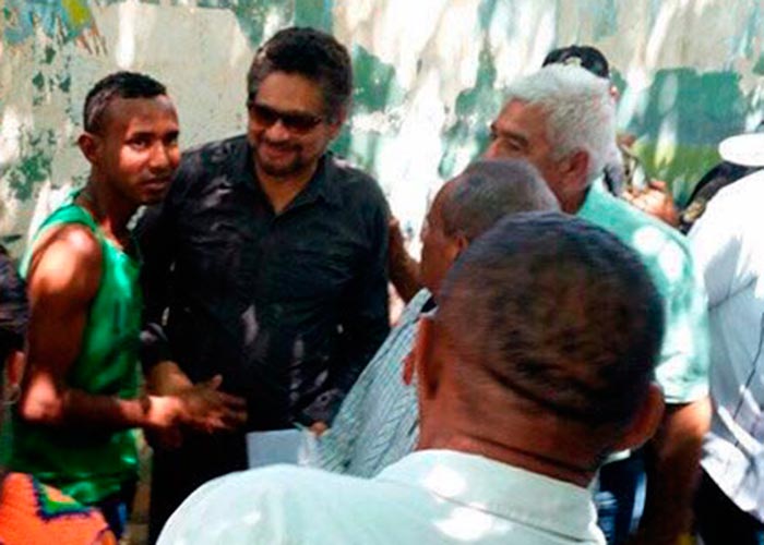 Imágenes de los comandantes de las Farc en pedagogía de paz en La Guajira