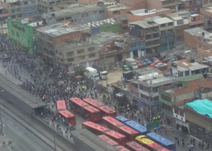 Los bogotanos, mamados de Transmilenio, atacan estaciones en El Tintal
