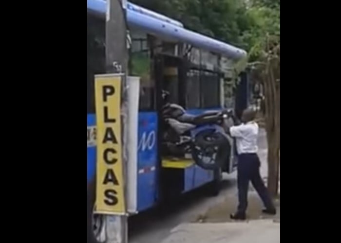 En video: así subieron una moto a un bus del MIO en Cali