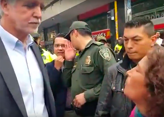 Así es como Peñalosa ignora el llanto de una vendedora de tintos