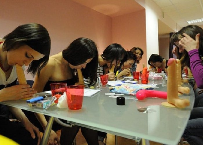 La escuela que enseña a hacer sexo oral