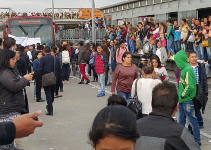 Desesperados, habitantes de Soacha bloquean estaciones de Transmilenio