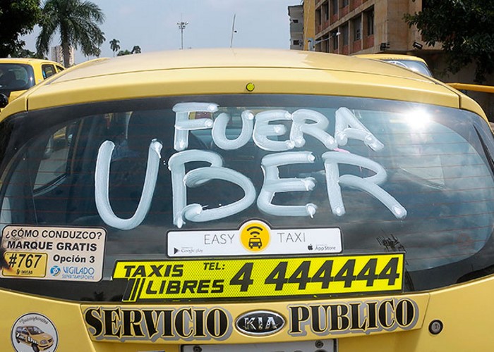 Conductores de Uber atacados por taxistas en Medellín
