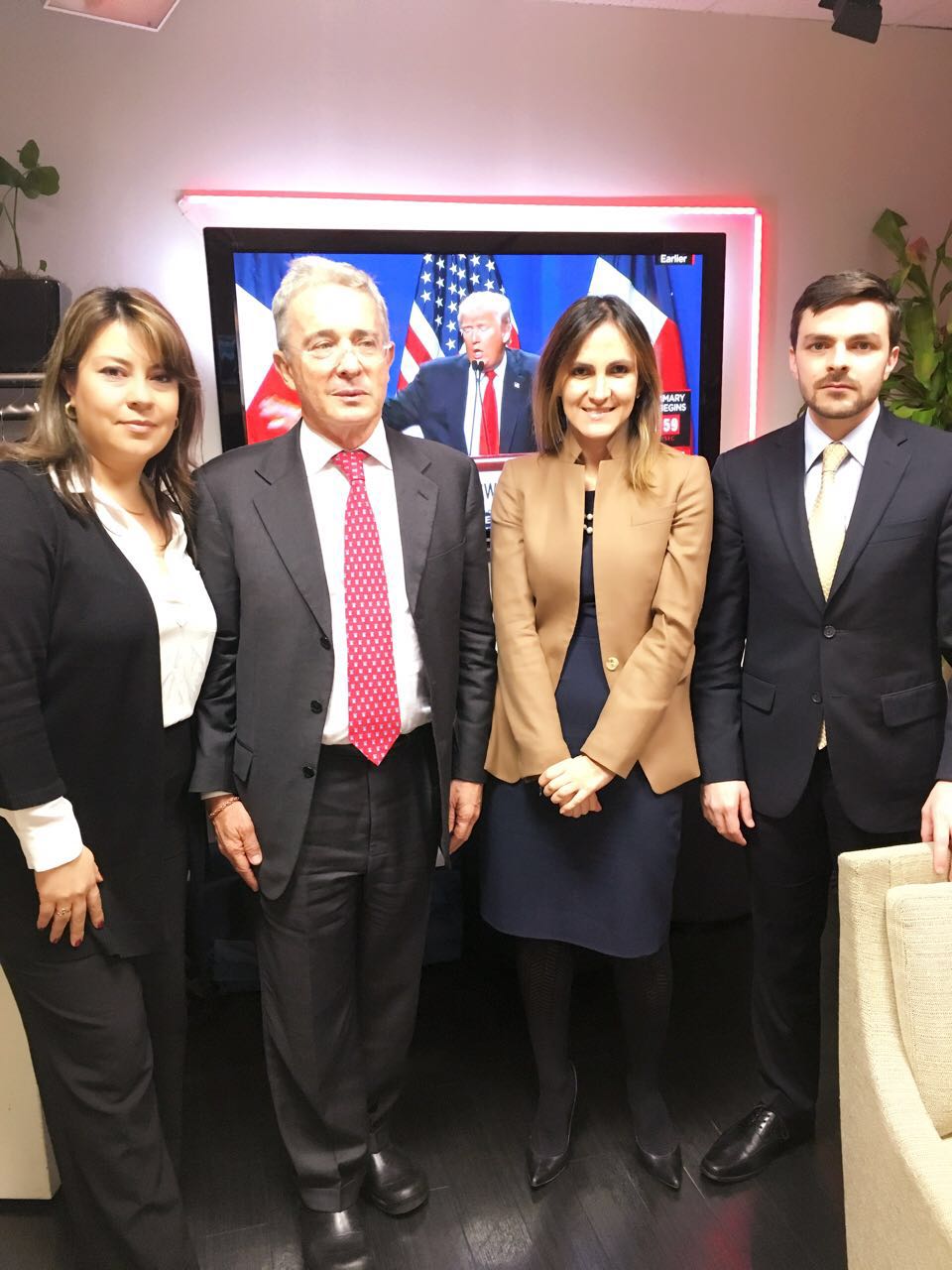 Tres jóvenes, los anfitriones de Álvaro Uribe en Washington