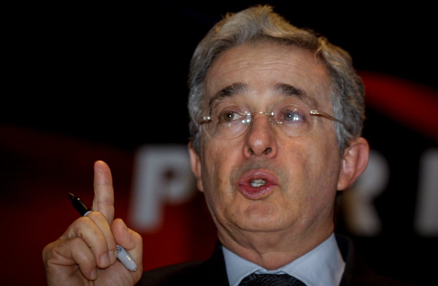 Cuando la revista Semana le lambía a Uribe