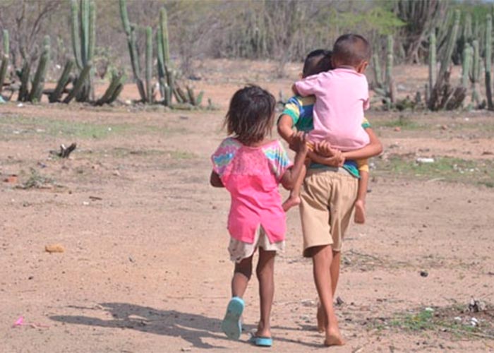 Niños Wayúu buscan comida entre montañas de basura