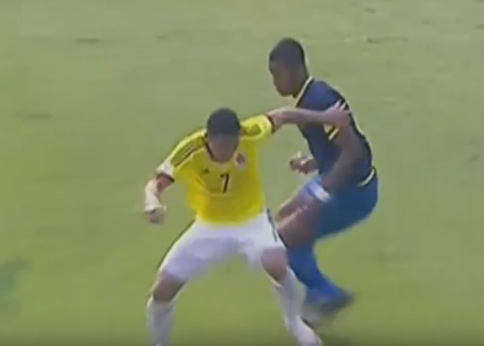Bacca, con golazo de media vuelta, adelanta a Colombia contra Ecuador