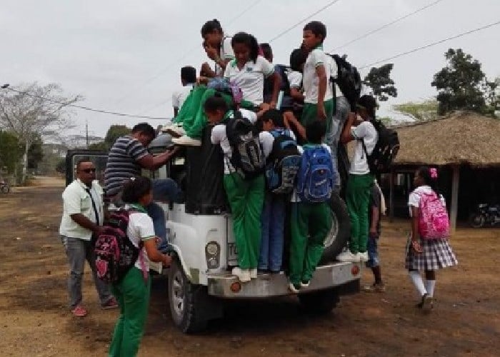 Niños de Arboletes, Antioquia, sin transporte adecuado para llegar a su escuela