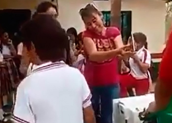 Video: Niños de Aguachica humillados por un plato de comida