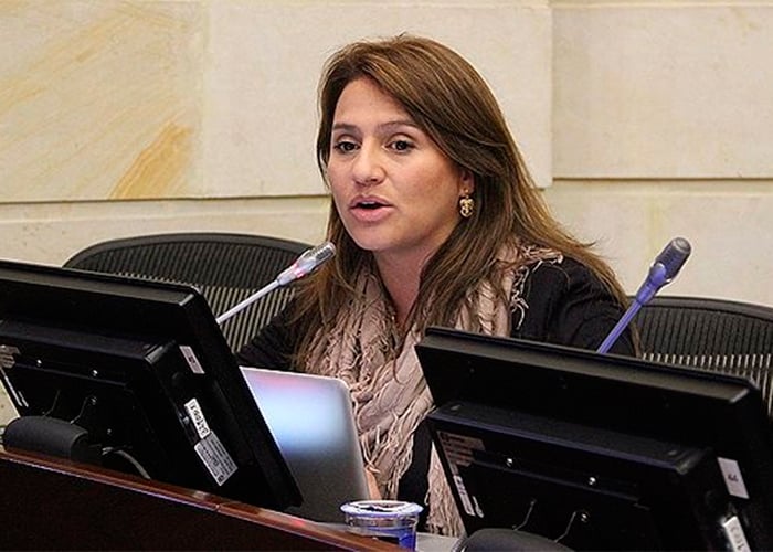 El llamamiento de Paola Holguín a la reserva activa para defender a Uribe
