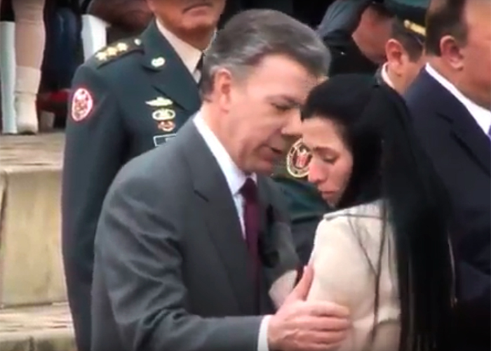 Alexandra Alzate, la mujer que le hizo el feo a un beso del presidente Santos. Video
