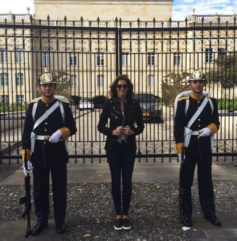 La supermodelo Cindy Crawford en las puertas de la Casa de Nariño
