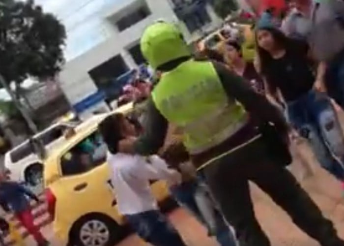 En video: Golpiza de un policía a niño en el Tolima