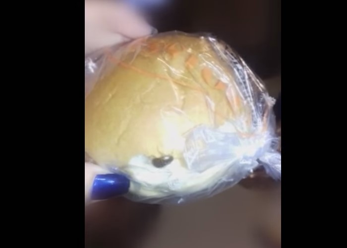 En video: cucaracha viva en un pan del Programa de Alimentación Escolar