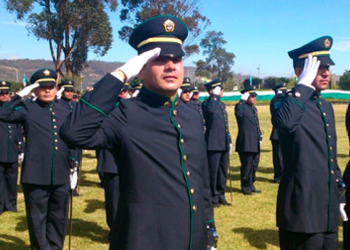 Intendentes de la Policía se graduaron con uniforme y sable prestado