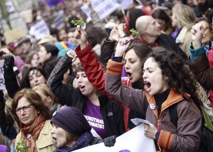 La democracia es femenina y la autocracia masculina