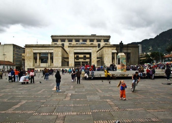 Un policía encadenado en plena pública Plaza de Bolivar en Bogotá
