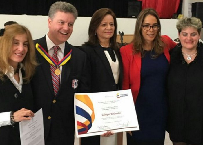 Colegio Rochester recibe Condecoración Simón Bolívar