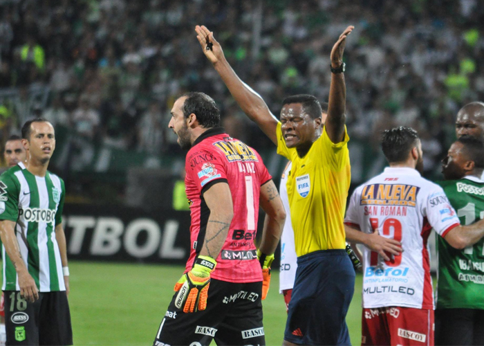 En video: el árbitro le volvió a dar la mano a Nacional