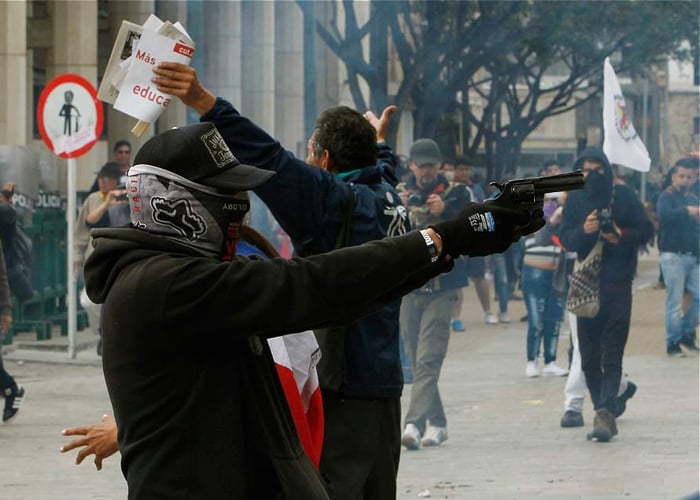 ¿El encapuchado se salva porque disparó una bala de salva?