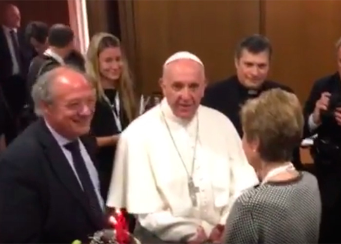 Luis Alberto Moreno puso a cantar al Papa Francisco