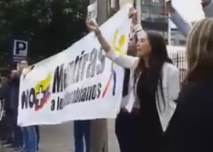 Repudio contra Santos a las afueras de Caracol Radio