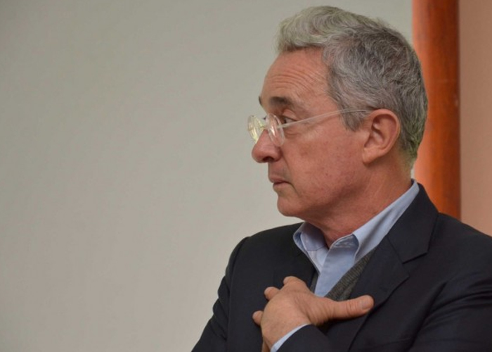 El libro que asesina a Álvaro Uribe Vélez