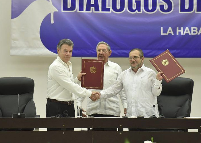 Yo también me acuerdo de la desmovilización de las AUC: la paz de Uribe