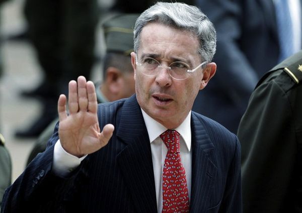 Álvaro Uribe se quedó sin la condecoración española