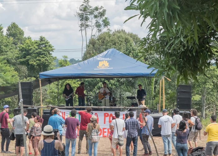 Porque ya es tiempo de que al campo le suene la flauta