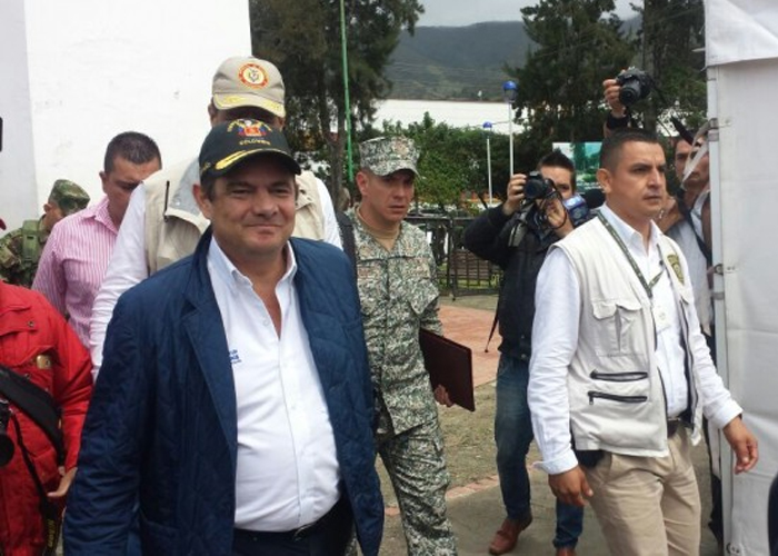 Vargas Lleras firma contrato para autopista 4G en oriente de Colombia