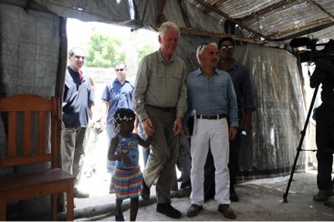 Giustra visitó con Bill Clinton la obras de recuperación de Haití, una alianza clave para obtener la licencia que le ha permitido devastar la selva chocoana   