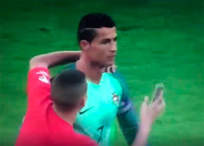 Cristiando Ronaldo y su fan enamorado: video