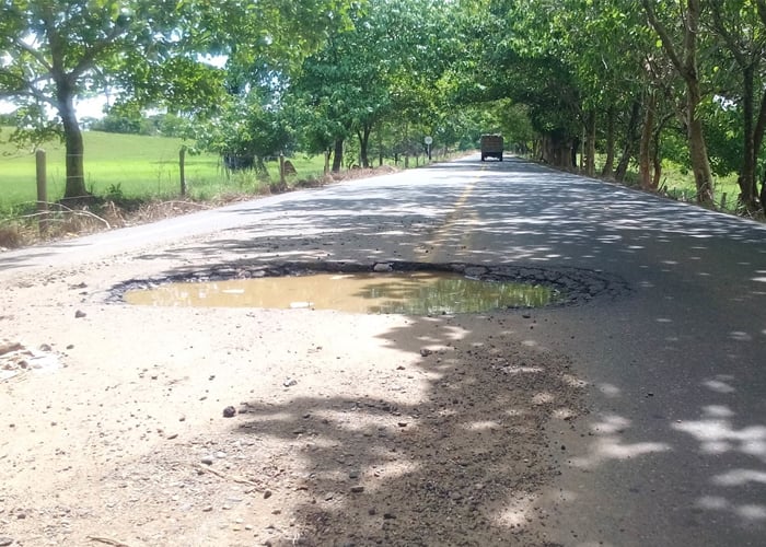 Huecos peligrosos en la vía Ayapel - La Apartada