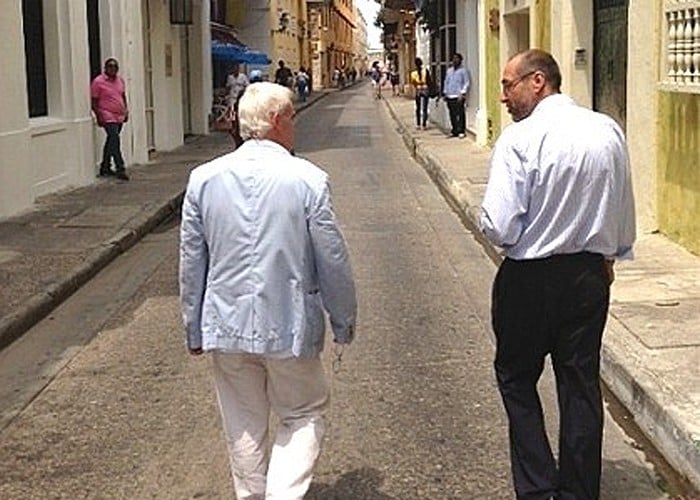 Frank Giustra y Serafino Lacono en una calle de Cartagena