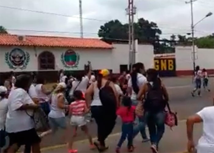 En video: la estampida de venezolanas desesperadas entrando a Colombia por comida