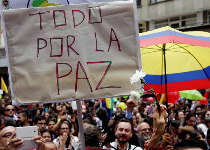 Los colombianos debemos 'desantizar' y 'desuribizar' la paz