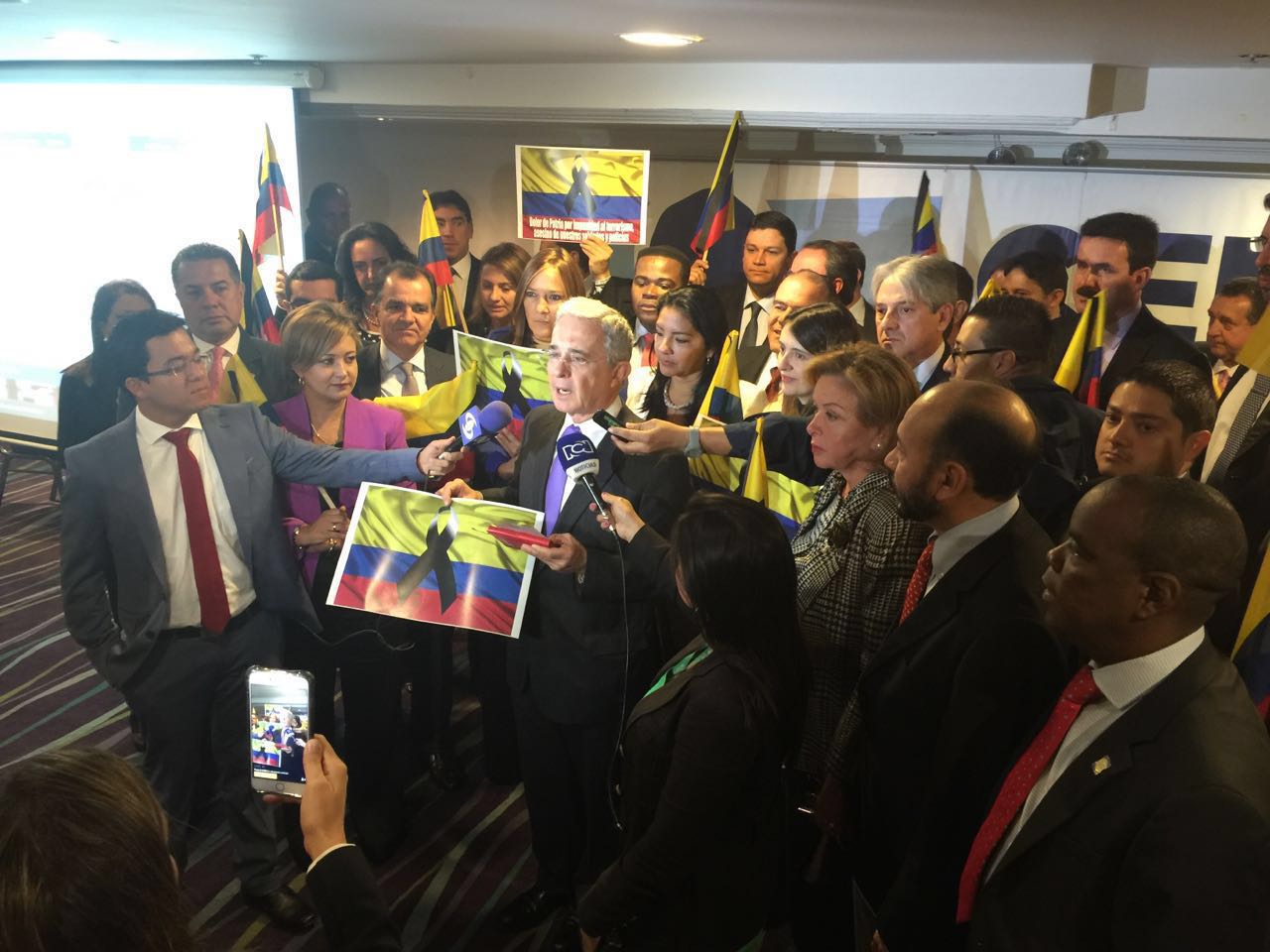 Con banderas enlutadas Uribe  prepara la oposición