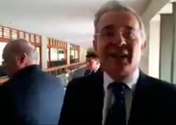 Video: Uribe enfrenta un periodista en la audiencia contra Hollman Morris