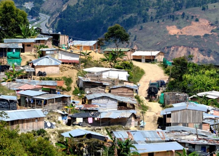 Bello y la vivienda: del estrato 6 al drama de las casas en lata y madera