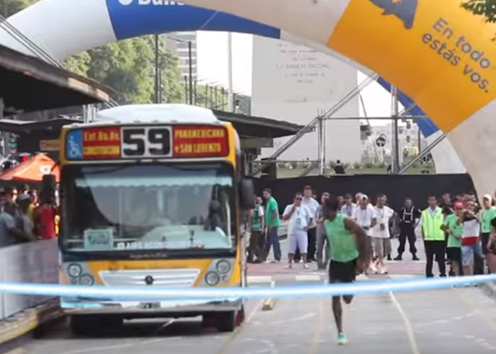 En video: cuando Usain Bolt corrió contra un bus