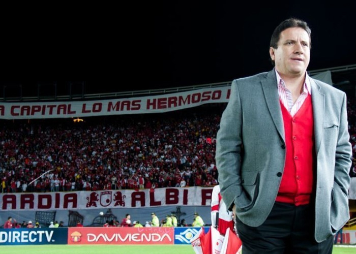 Con vitrinas y bolsillos llenos, el presidente de Santa Fe no se conforma