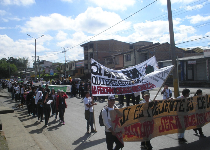 Aprendices y trabajadores del SENA Cauca se movilizan contra la Reforma Tributaria