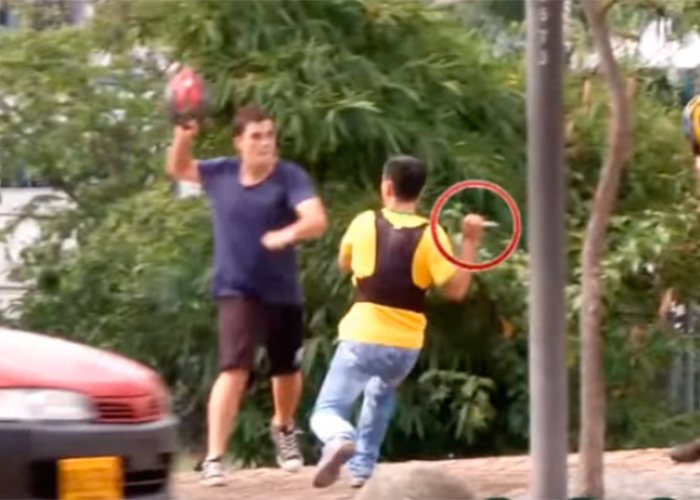 Video: Taxista con cuchillo en mano se pelea con ciclistas