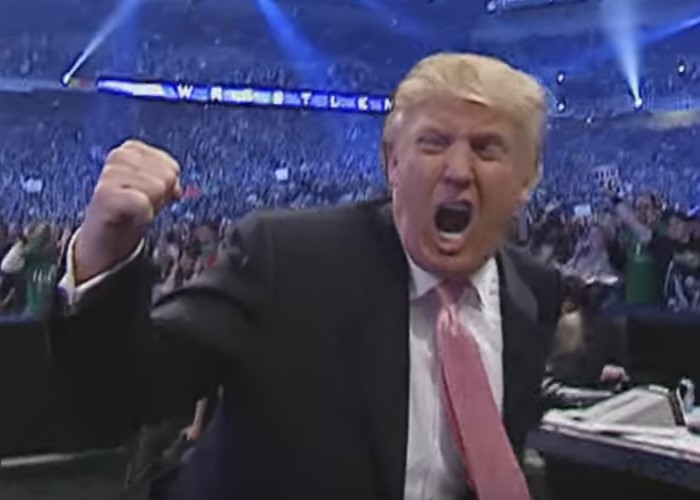 Video: el ridículo de Donald Trump cuando se dio puños en un show
