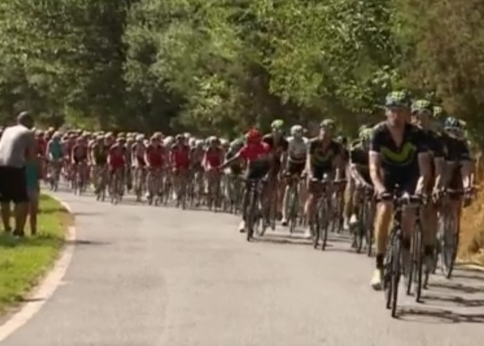 En video: el hermoso gesto de Nairo Quintana con una niña en la Vuelta España