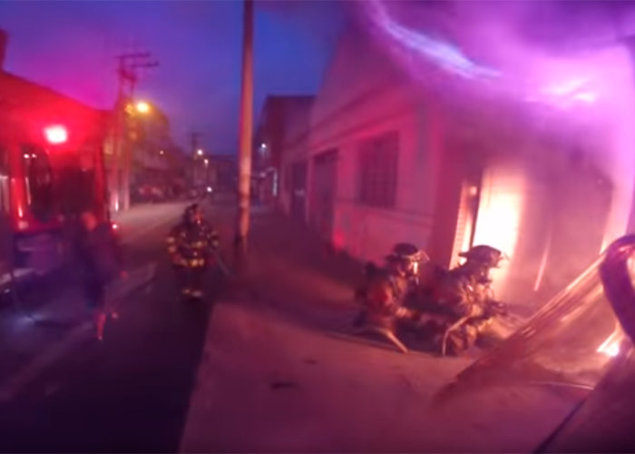 En video: combatiendo un incendio desde el casco de uno de los Bomberos de Bogotá