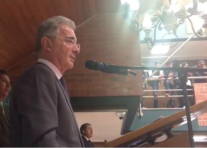 Video: la estudiante que regañó a sus compañeros en defensa de Álvaro Uribe